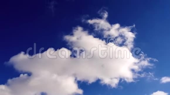 春色蓝天伴云视频的预览图