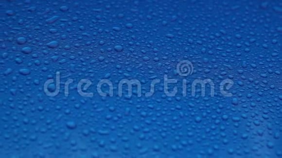 雨滴在蓝色光滑的表面上视频的预览图