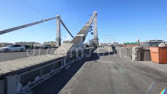 克里姆斯基大桥或克里米亚大桥冬季是俄罗斯莫斯科的一座钢吊桥视频的预览图