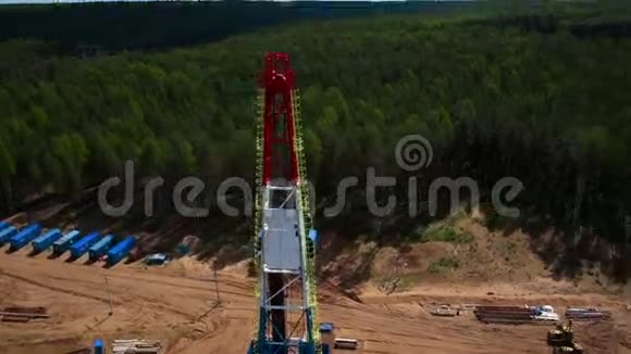 石油天然气钻塔的鸟瞰图视频的预览图