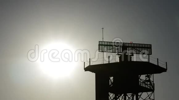 太阳落山时塔内的电信雷达视频的预览图