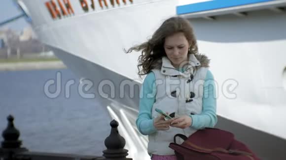 女人在港口放松背景是游轮视频的预览图