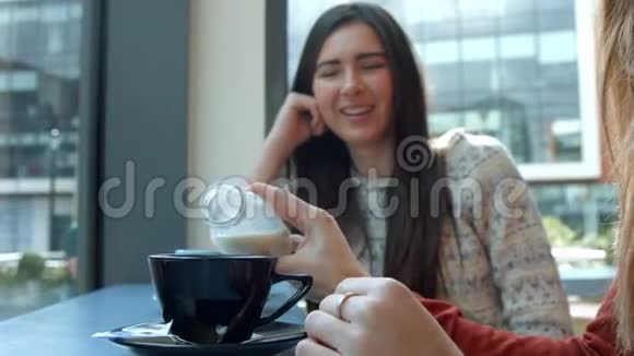 在咖啡馆喝咖啡聊天的好朋友视频的预览图