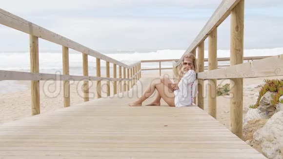 年轻性感的女人在海边度假放松视频的预览图