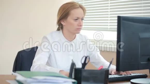 女经理厌倦了在办公室的桌子上做体育锻炼视频的预览图