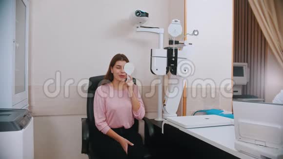 眼科治疗年轻女性检查视力视频的预览图