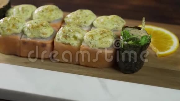在桌子上放寿司卷视频的预览图