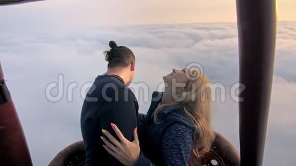 冒险爱情情侣热气球西瓜男人和女人亲吻拥抱彼此相爱燃烧器将火焰导向视频的预览图