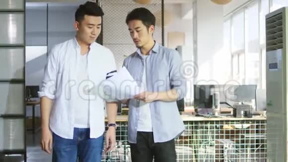 年轻的亚洲企业家在办公室工作视频的预览图