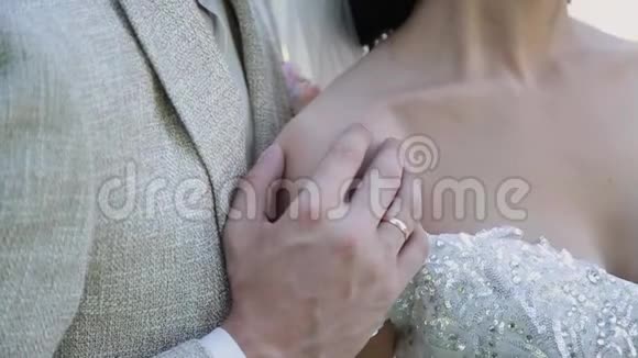 新婚夫妇在他们的婚礼上拥抱和享受彼此视频的预览图
