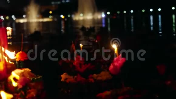 在泰国庆祝LoyKratong节从池塘里的鲜花和蜡烛发射船只视频的预览图