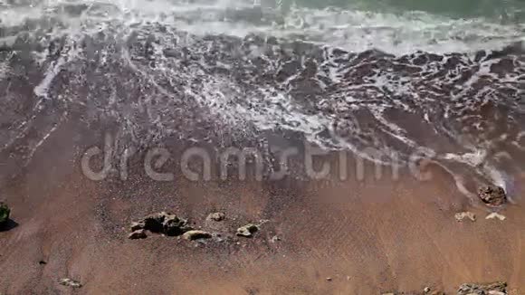 热带海滩沙滩上的海浪视频的预览图