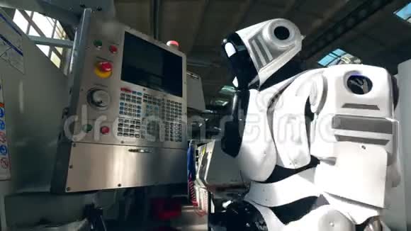 现代机器人与工厂机器在一个设施中工作视频的预览图
