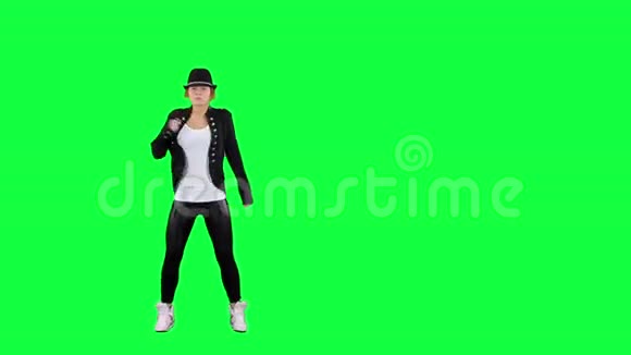 戴帽子的女孩像流行音乐之王一样跳舞Chroma关键背景视频的预览图