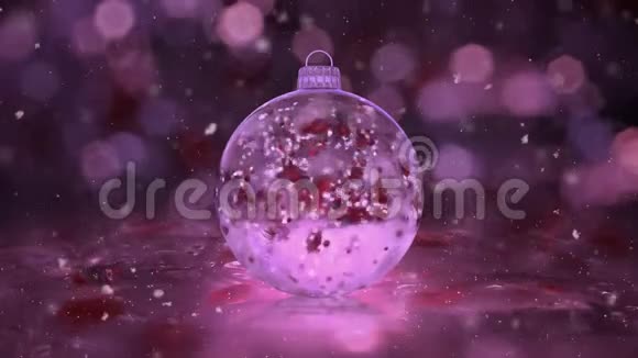 圣诞粉冰玻璃包装饰雪花红色花瓣背景环视频的预览图