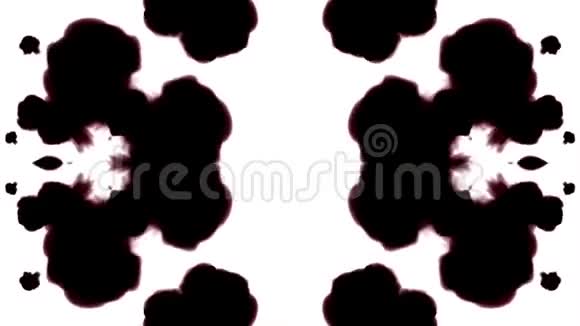 黑色墨水在白色背景上溶解在水中用Luma哑光计算机仿真的三维渲染影响视频的预览图