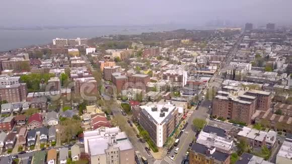 纽约市布鲁克林的街道和十字路口的鸟瞰图纽约从上面美国视频的预览图