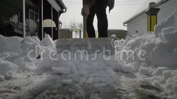 打扫卫生的人在院子里铲雪视频的预览图