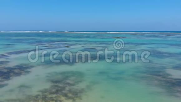 热带的绿松石海洋和蓝天空中观景顶景视频的预览图