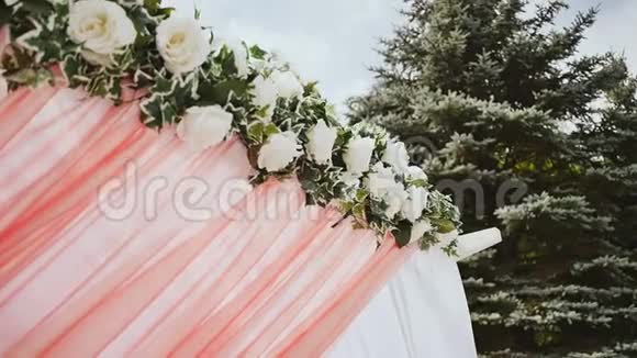 拱门的婚礼装饰用鲜花装饰的婚礼拱门视频的预览图