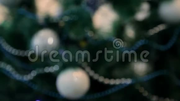 用蓝灯装饰的圣诞树视频的预览图