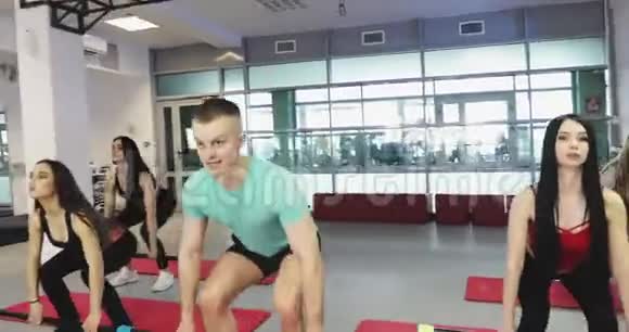 健身房的健身训练视频的预览图