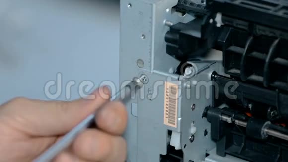 工人修理电子物品视频的预览图