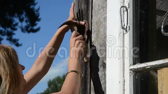 好运象征女孩生锈视频的预览图