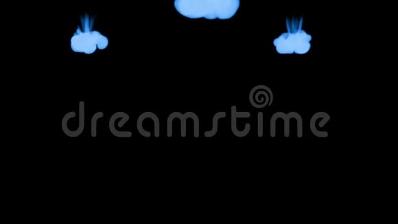 许多流动的荧光蓝墨水或烟雾隔离在黑色的缓慢运动蓝色的薄荷落在水里使用墨水视频的预览图
