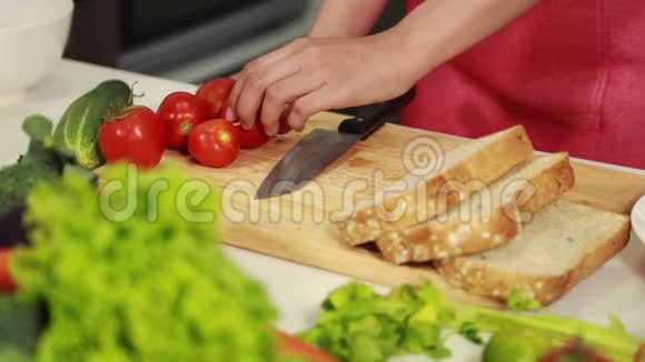 厨房里的女人手切番茄视频的预览图