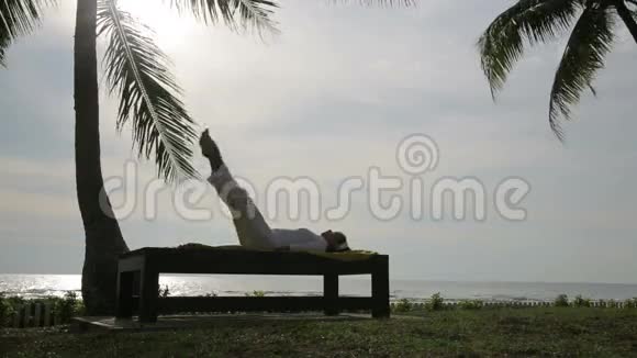 海滩剪影瑜伽冥想视频的预览图
