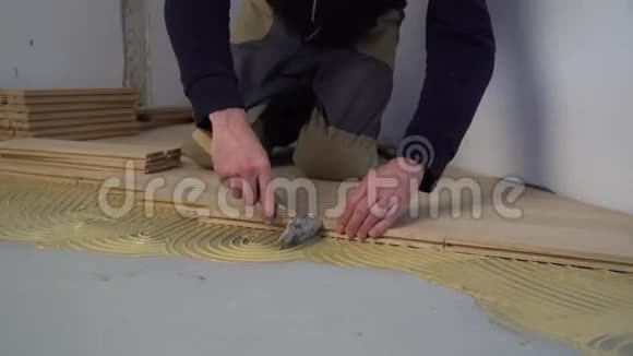 工人安装木镶木装修房间安装镶木视频的预览图