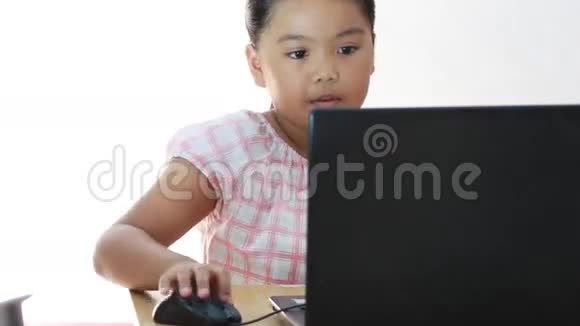 孩子们在家看电脑视频的预览图
