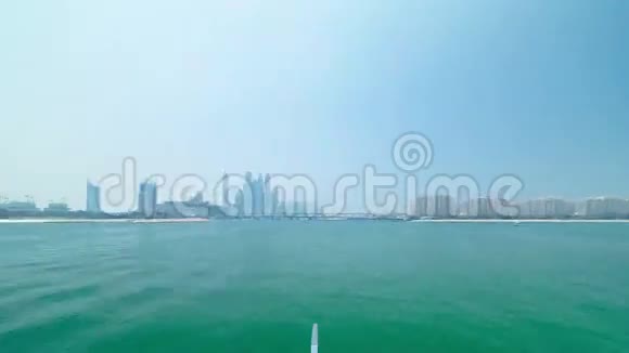 乘船旅行在航道旁休息视频的预览图