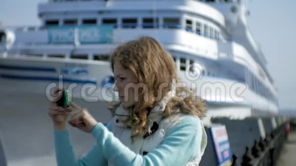 女人在港口放松背景是游轮视频的预览图