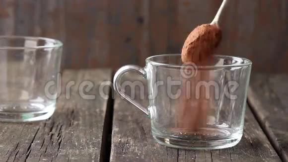 一杯热巧克力和老式银视频的预览图