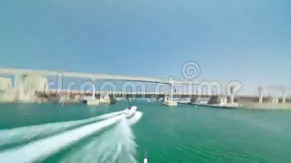 乘船旅行在航道旁休息视频的预览图
