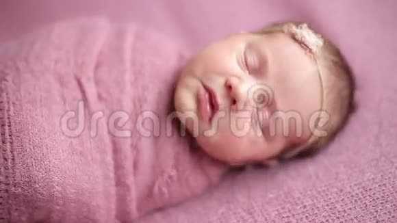 可爱的新生婴儿睡觉视频的预览图