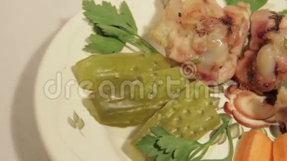 鸡翅上的菜份和蔬菜视频的预览图