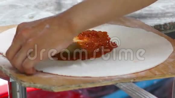 高清镜头厨师面包师做披萨的特写镜头视频的预览图
