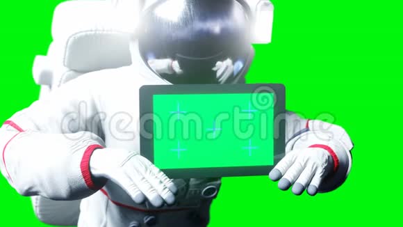 太空宇航员用平板电脑监视器绿色屏幕跟踪录像现实的4k动画视频的预览图