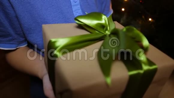 一个孩子手中的圣诞礼盒视频的预览图