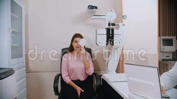 眼科治疗年轻女性检查视力视频的预览图