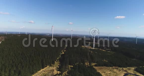 风电场的风车在阳光明媚的夏日视频的预览图
