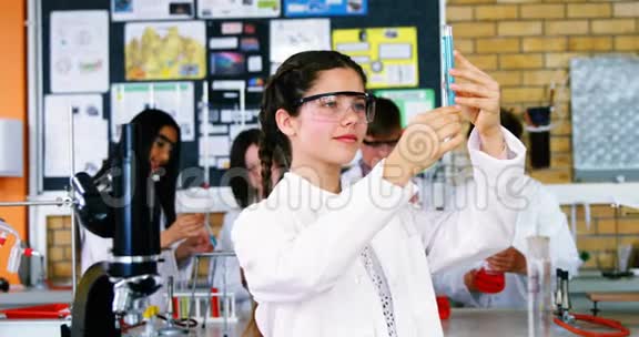女生在实验室做化学实验的画像视频的预览图