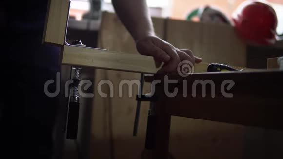 搭建木桌的过程木工收集底座视频的预览图