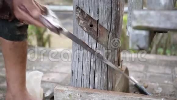 木匠用设备修理家具视频的预览图
