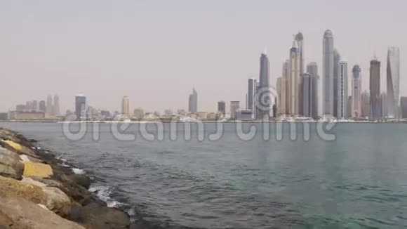 日光迪拜码头海滨海湾海建工程全景4k阿联酋视频的预览图