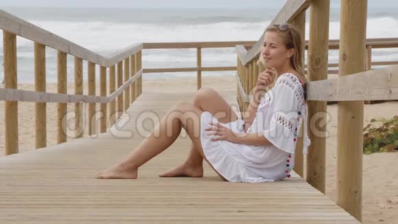 海滩上年轻性感的女人暑假视频的预览图