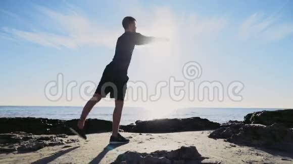 年轻人在沙滩上做体操慢动作视频的预览图